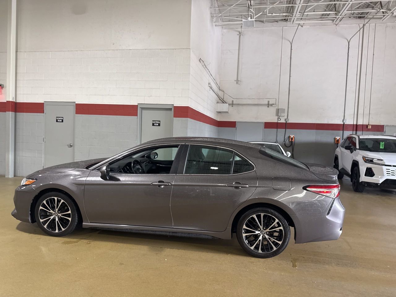 Used 2018 Toyota Camry SE image 4