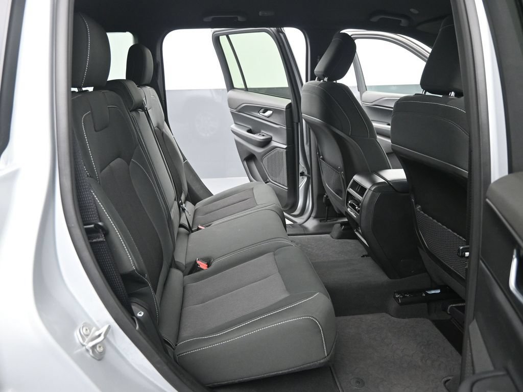 Used 2025 Jeep Grand Cherokee Laredo AWD/4WD image 17