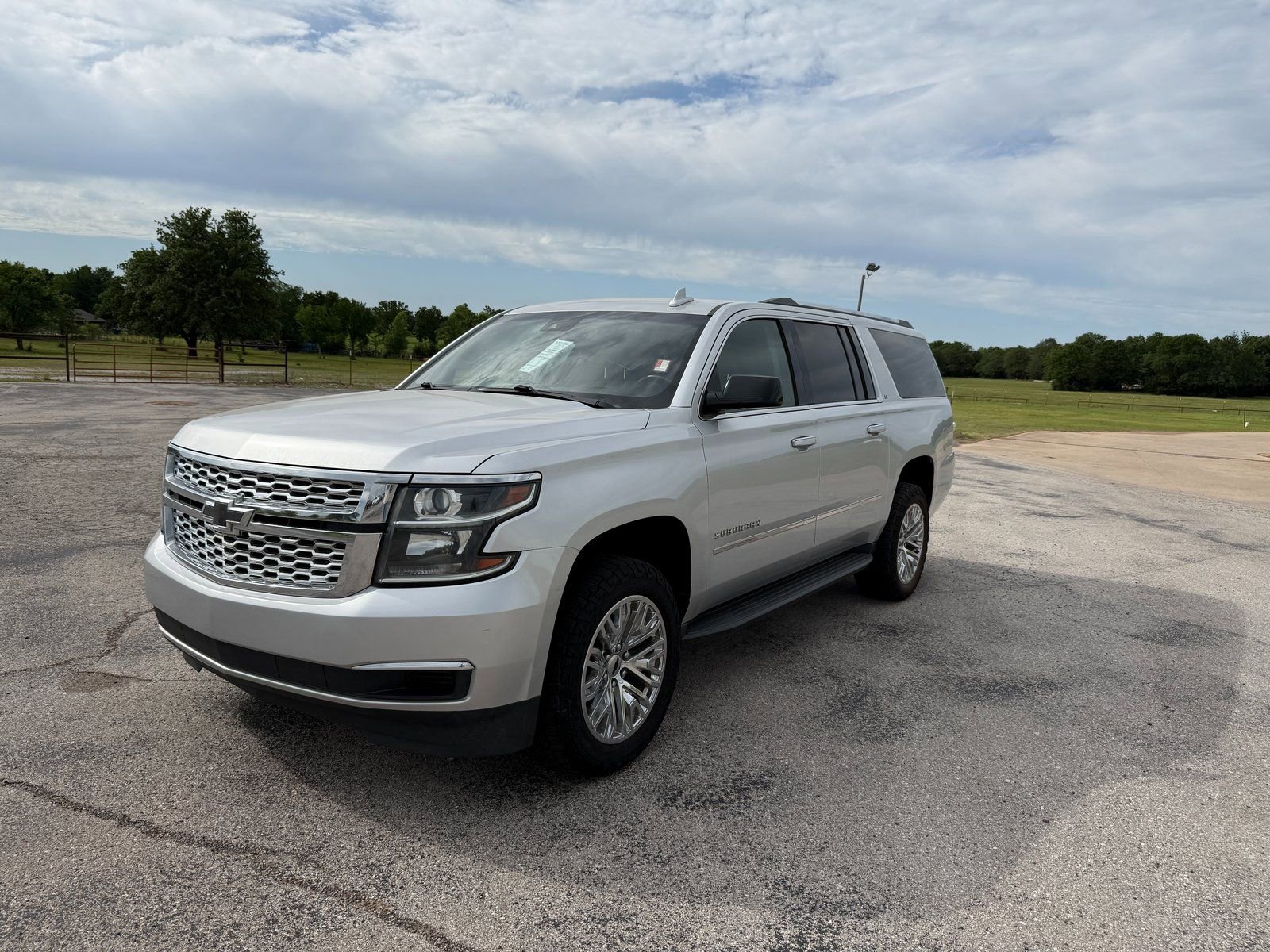 Used 2019 Chevrolet Suburban LT image 2