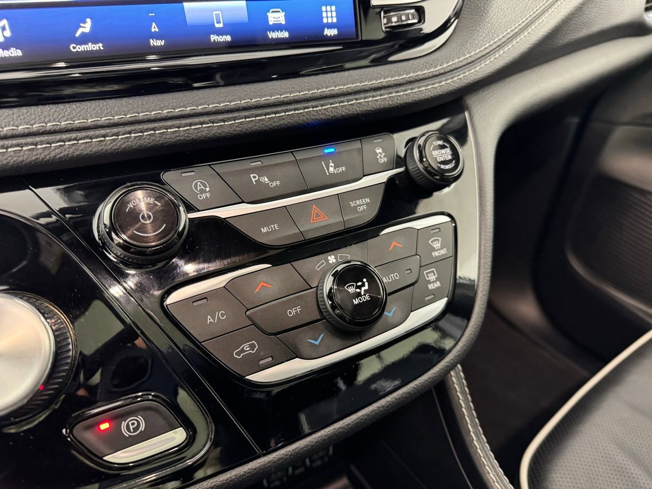 Used 2025 Chrysler Pacifica Limited image 20