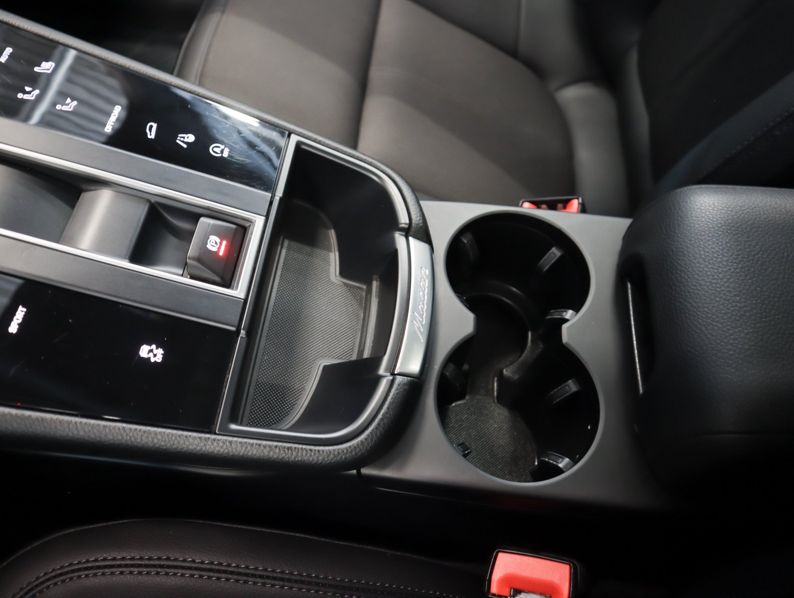 Certified 2024 Porsche Macan AWD/4WD image 18