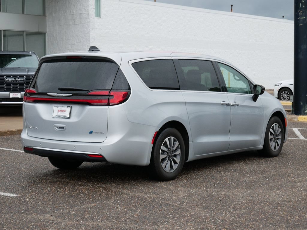 Used 2024 Chrysler Pacifica Limited FWD image 3
