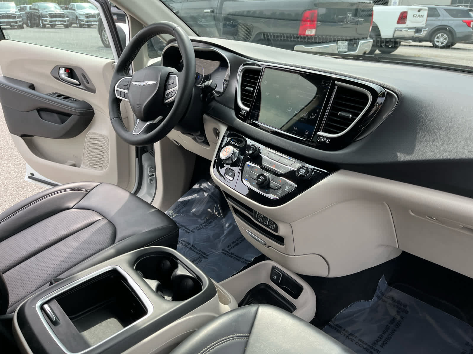 Used 2023 Chrysler Pacifica Touring-L FWD image 35
