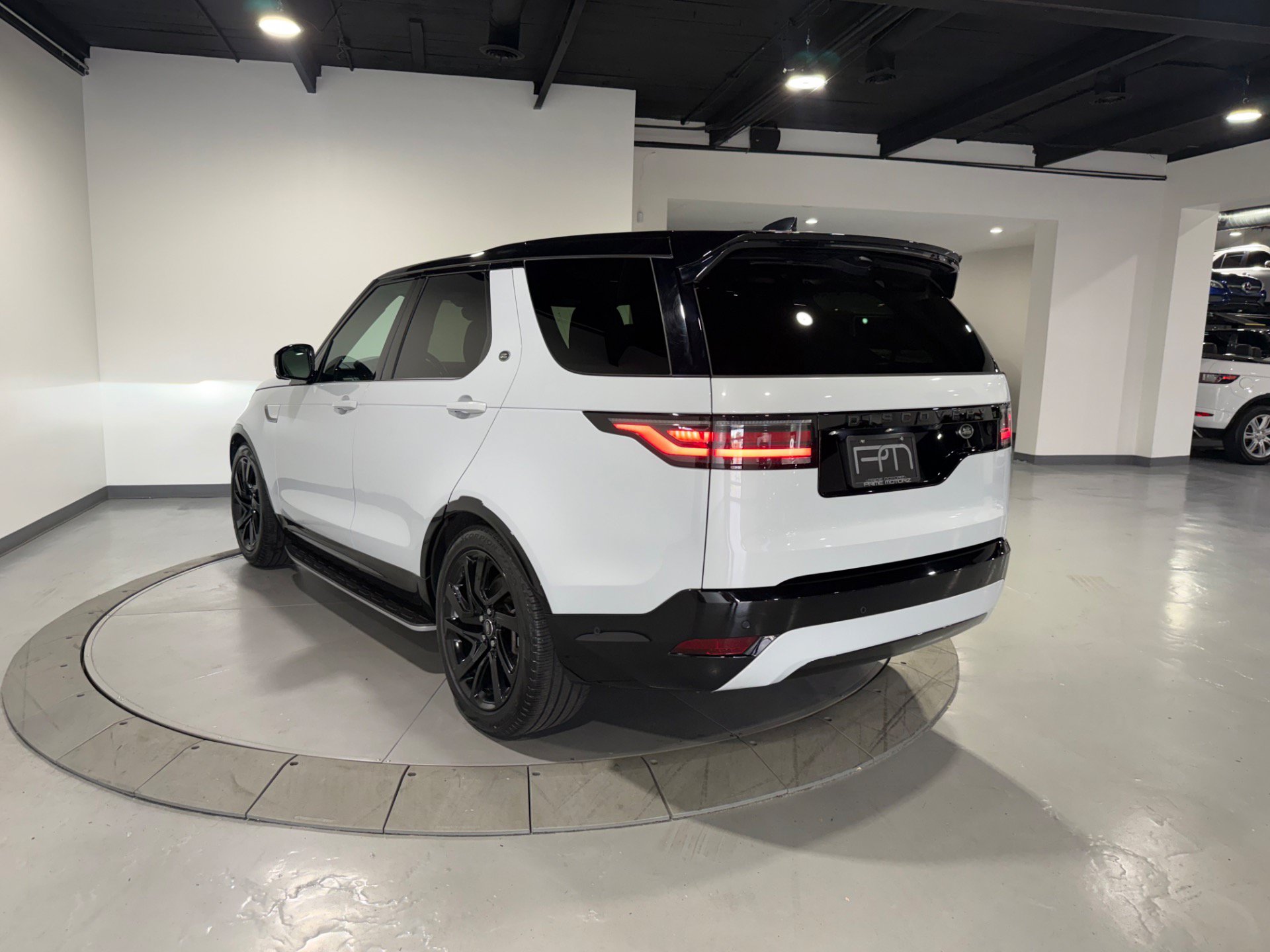 Used 2023 Land Rover Discovery S R-Dynamic AWD/4WD image 9