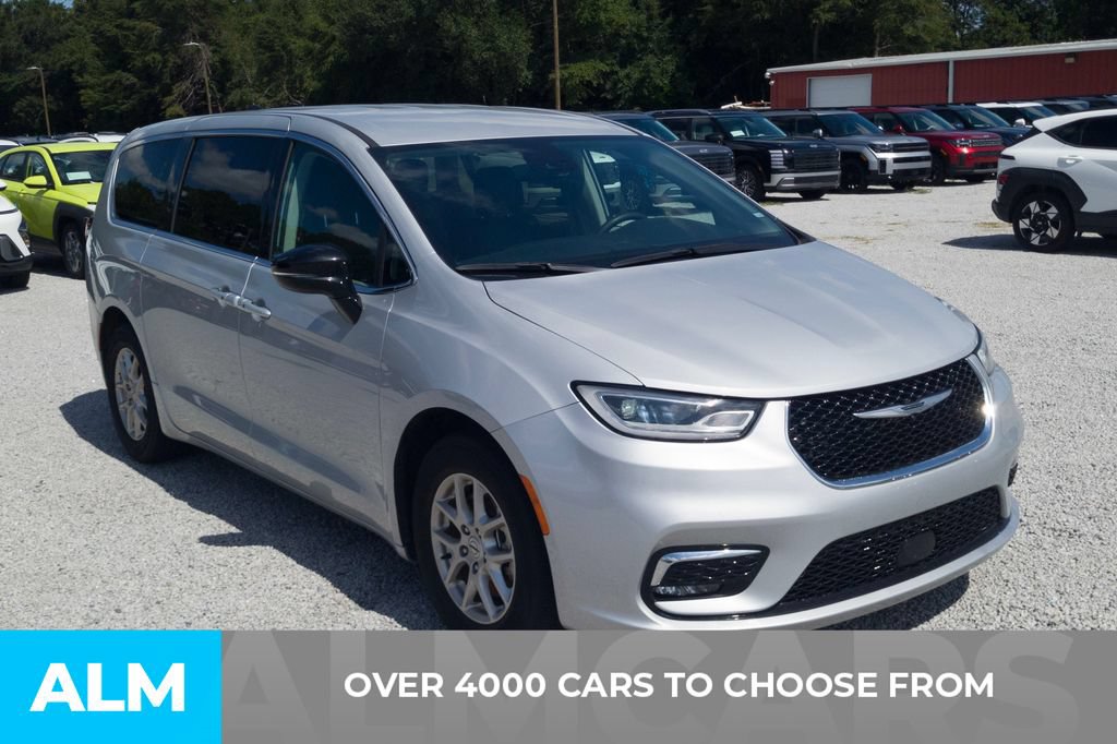 Used 2024 Chrysler Pacifica Touring-L FWD image 2