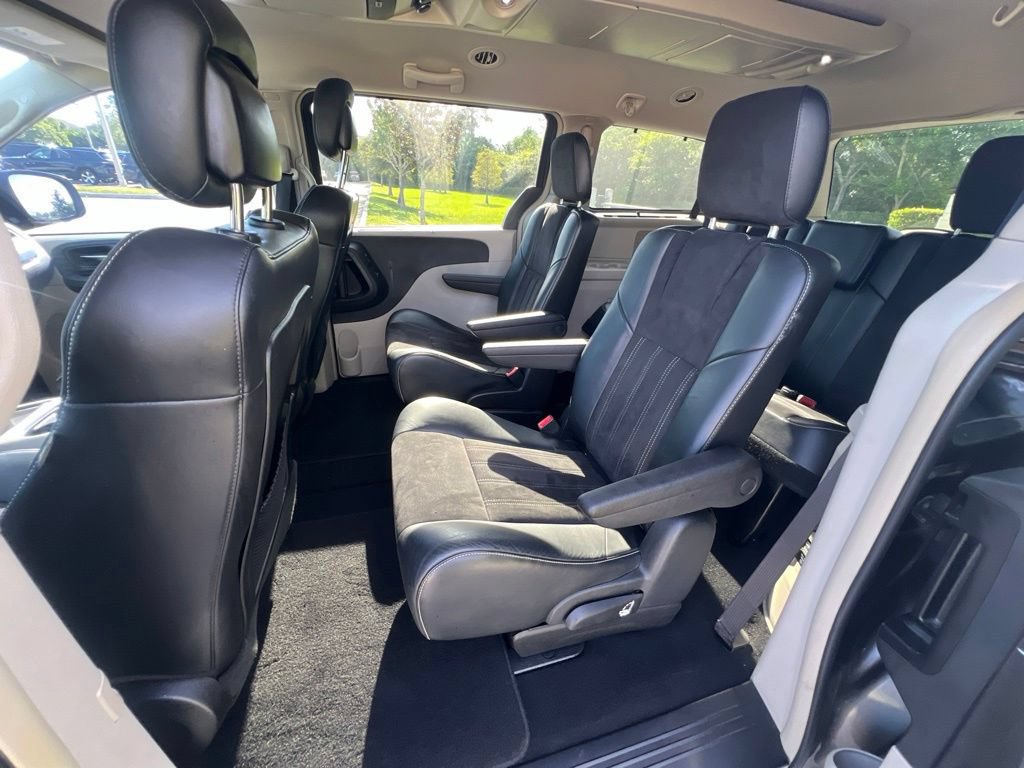 Used 2014 Chrysler Town & Country Touring-L FWD image 37
