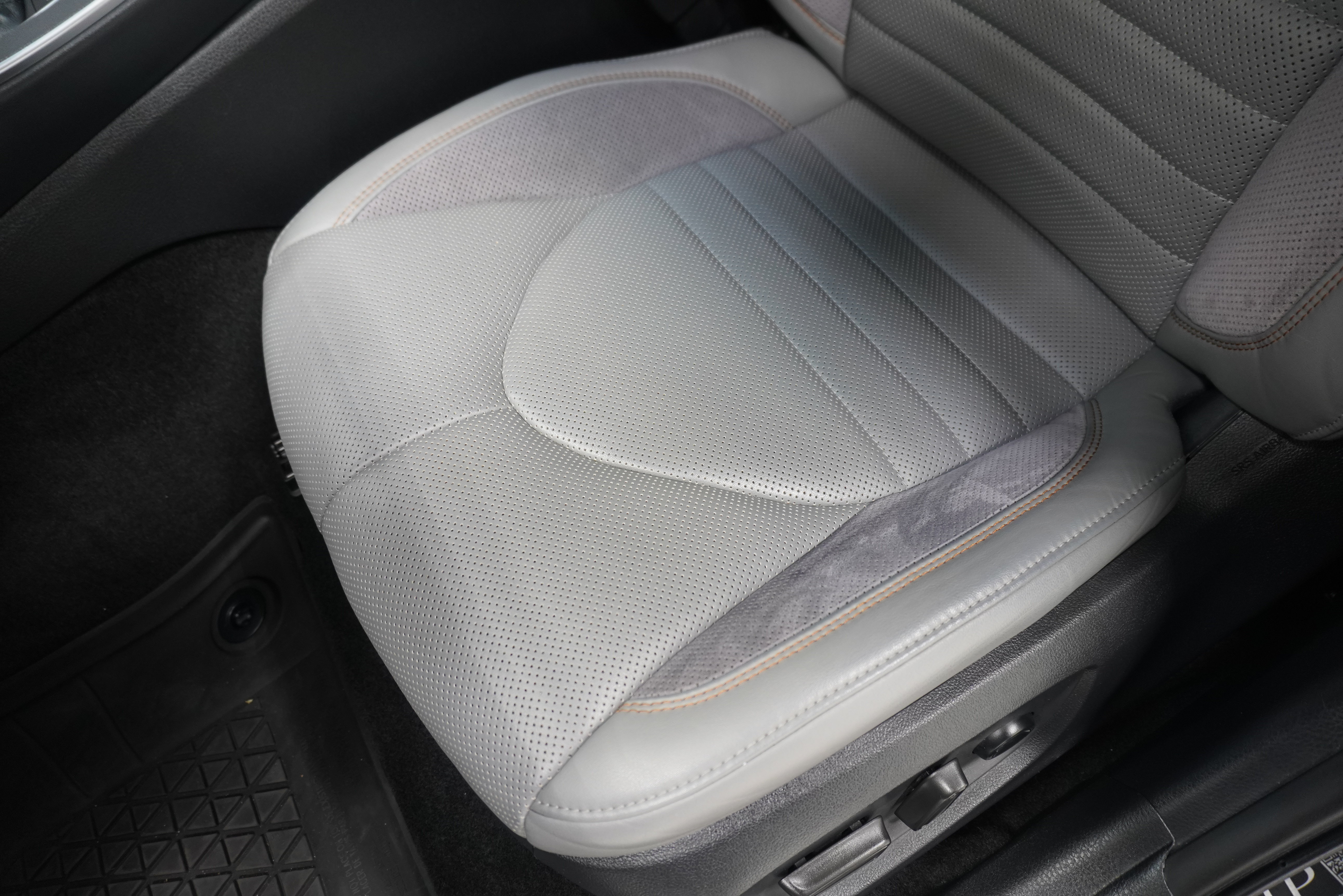 Used 2019 Toyota Avalon XSE w/ All Weather Liner Package FWD image 11