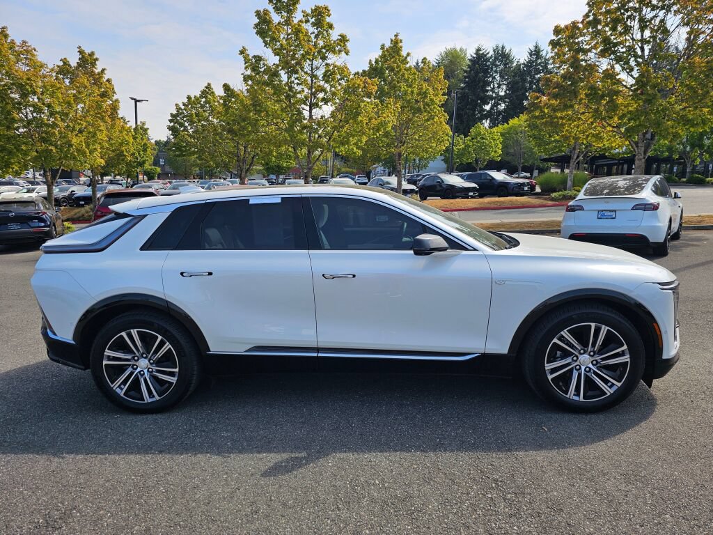 Used 2024 Cadillac Lyriq Luxury AWD/4WD image 4