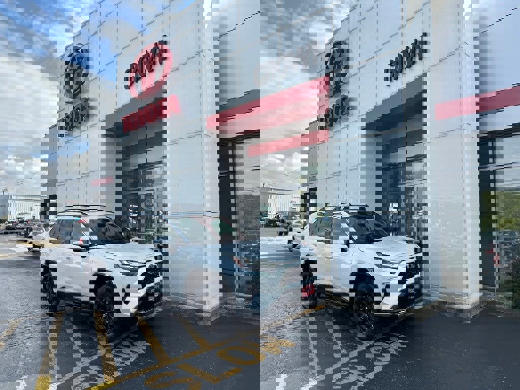 New 2025 Toyota RAV4 SE