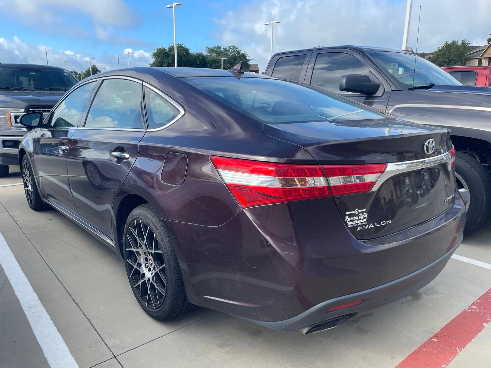 Used 2014 Toyota Avalon Limited w/ Technology Package FWD image 6