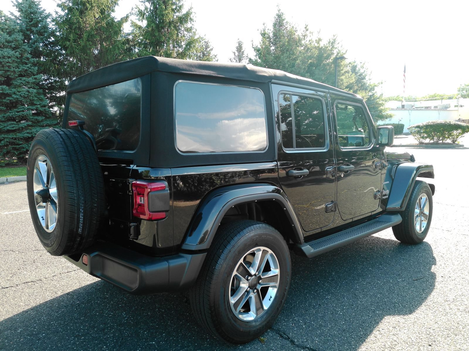 Used 2022 Jeep Wrangler Unlimited Sahara w/ LED Lighting Group AWD/4WD image 7