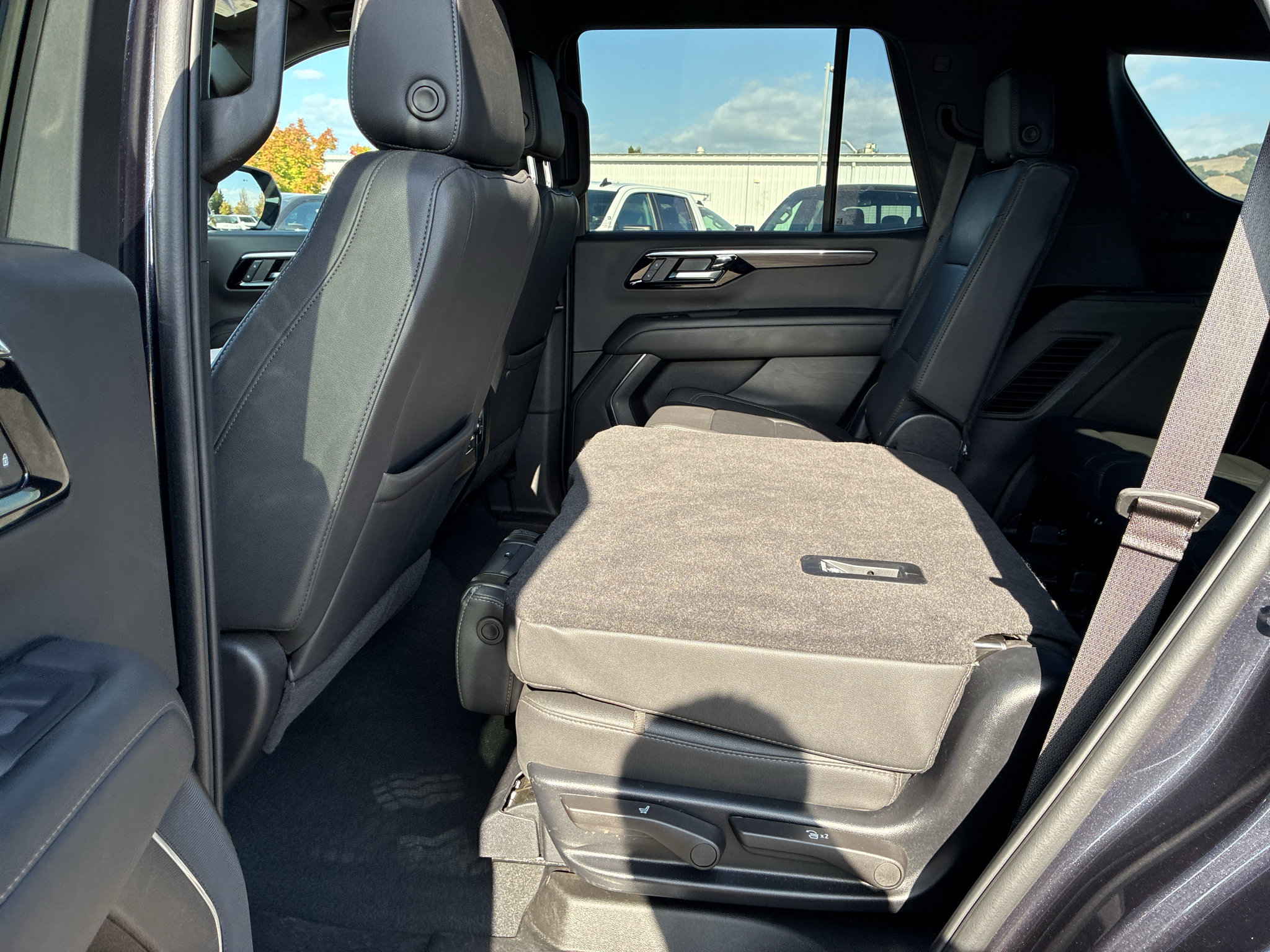 Used 2025 Chevrolet Tahoe Z71 AWD/4WD image 45