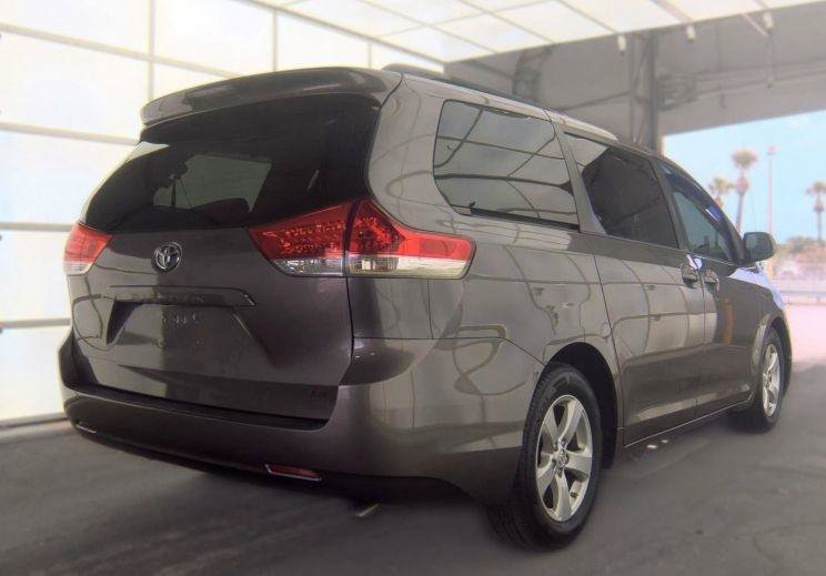 Used 2014 Toyota Sienna LE FWD image 10