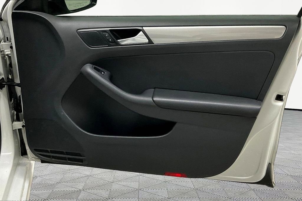 Used 2017 Volkswagen Jetta SE image 29