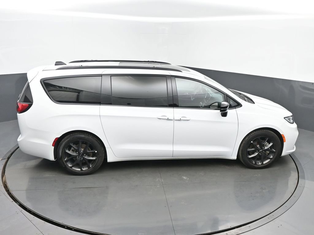 Used 2025 Chrysler Pacifica Limited image 41