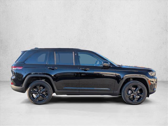 Used 2025 Jeep Grand Cherokee Limited w/ Luxury Tech Group II image 4