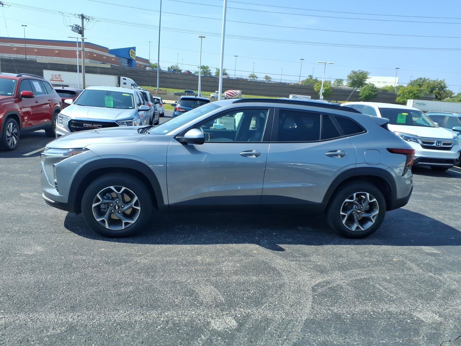 Used 2025 Chevrolet Trax LT w/ Driver Confidence Package FWD image 4