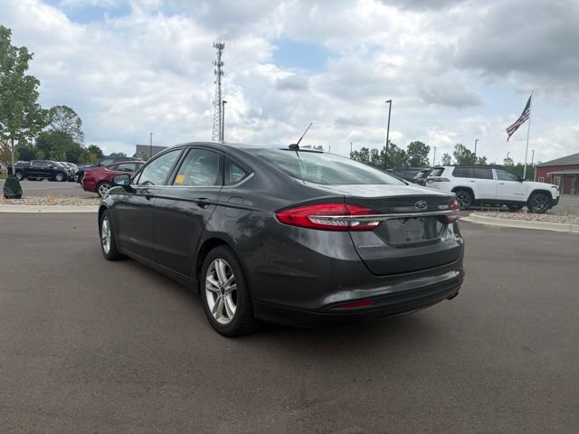 Used 2018 Ford Fusion SE w/ Fusion SE Technology Package FWD image 3