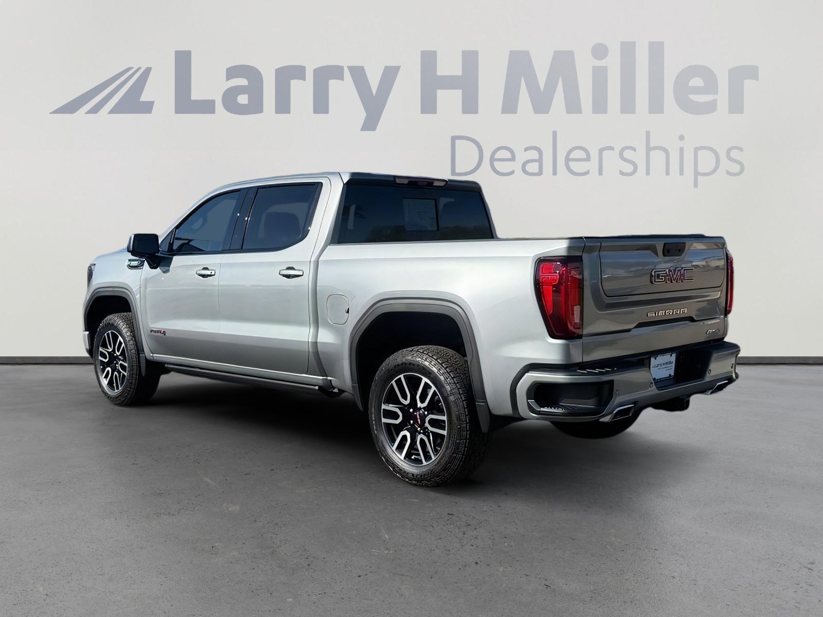 Used 2025 GMC Sierra 1500 AT4 w/ Technology Package AWD/4WD image 3