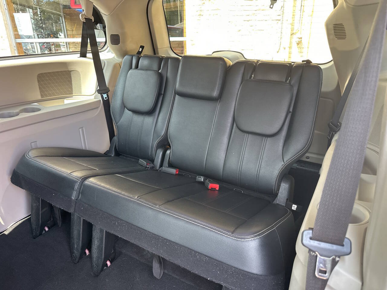 Used 2014 Chrysler Town & Country Touring FWD image 8