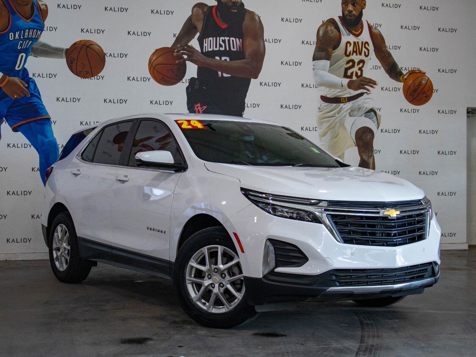 Used 2024 Chevrolet Equinox LT FWD image 2