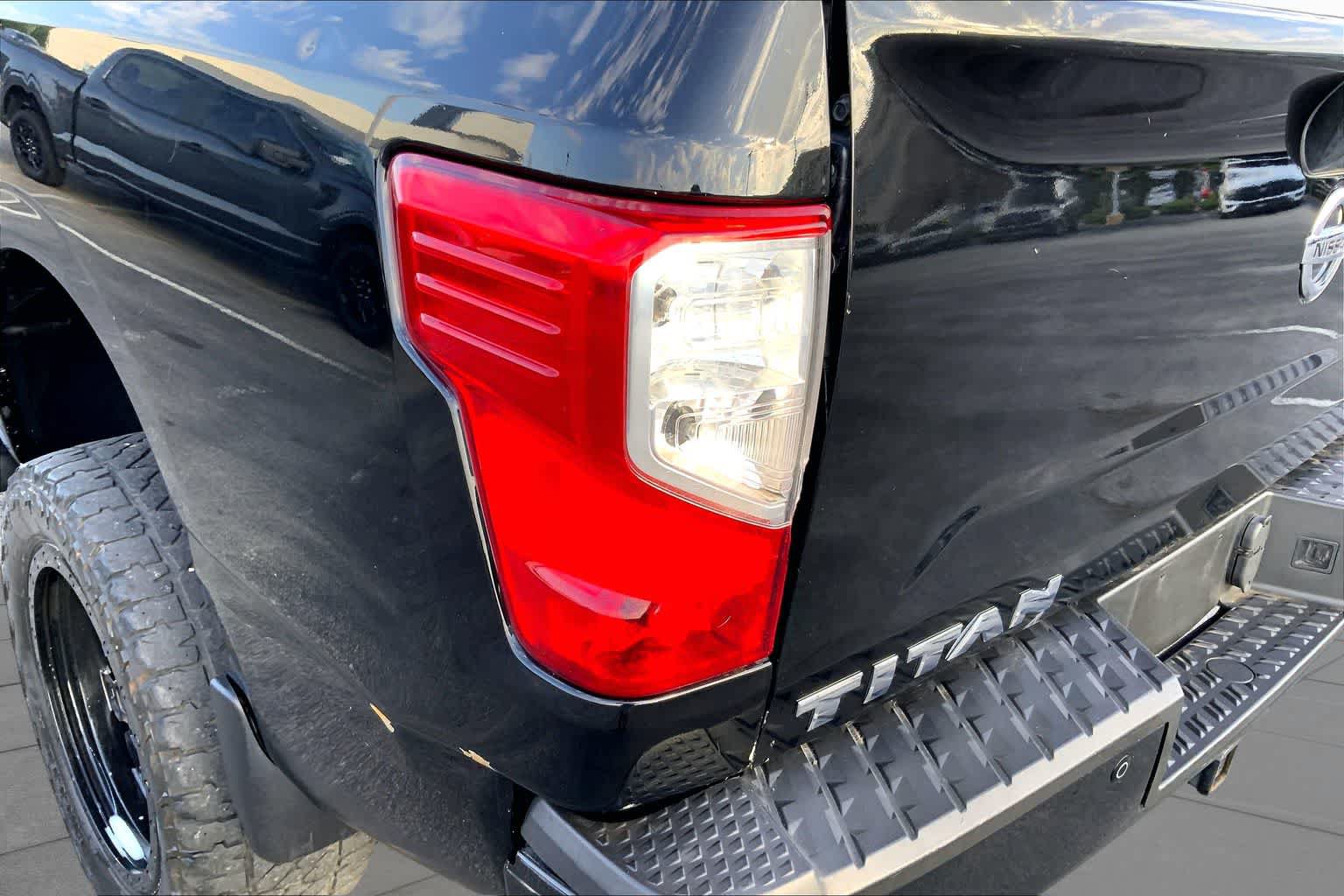 Used 2018 Nissan Titan SV w/ SV Convenience Package RWD image 25