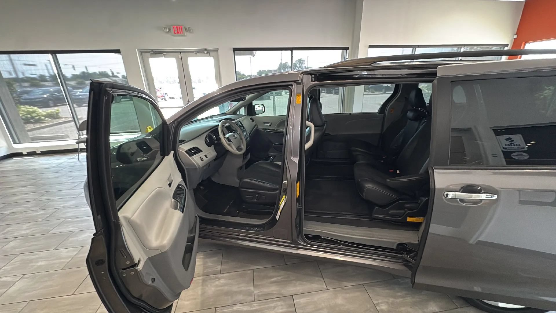 Used 2014 Toyota Sienna SE FWD image 13
