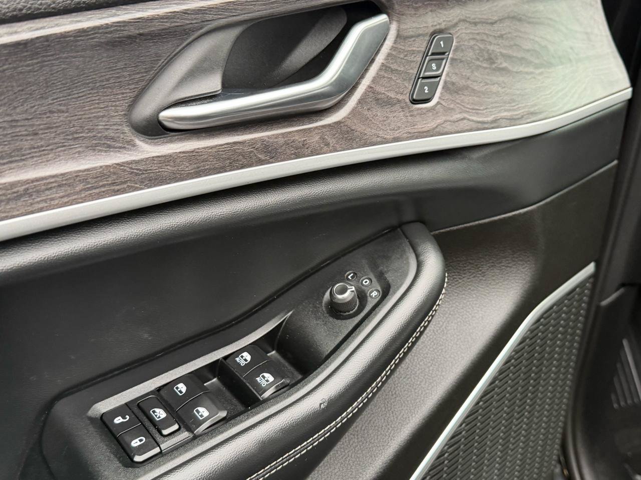 Used 2022 Jeep Grand Cherokee L Limited AWD/4WD image 9