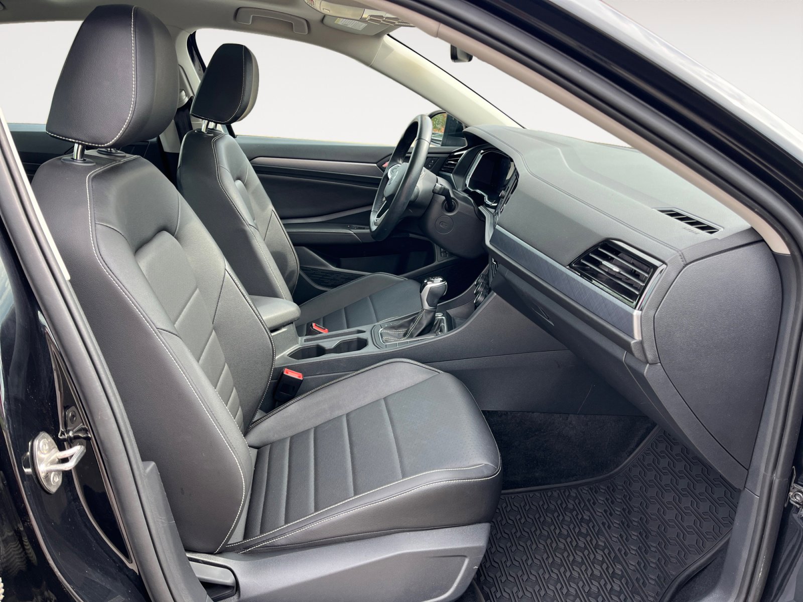 Used 2023 Volkswagen Jetta SE w/ Panoramic Sunroof Package FWD image 17