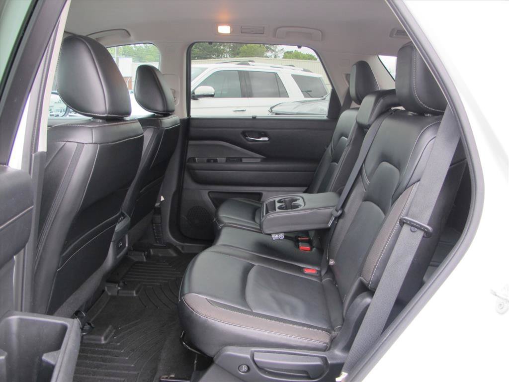 Used 2023 Nissan Pathfinder SL w/ Lighting Package (N92) FWD image 16
