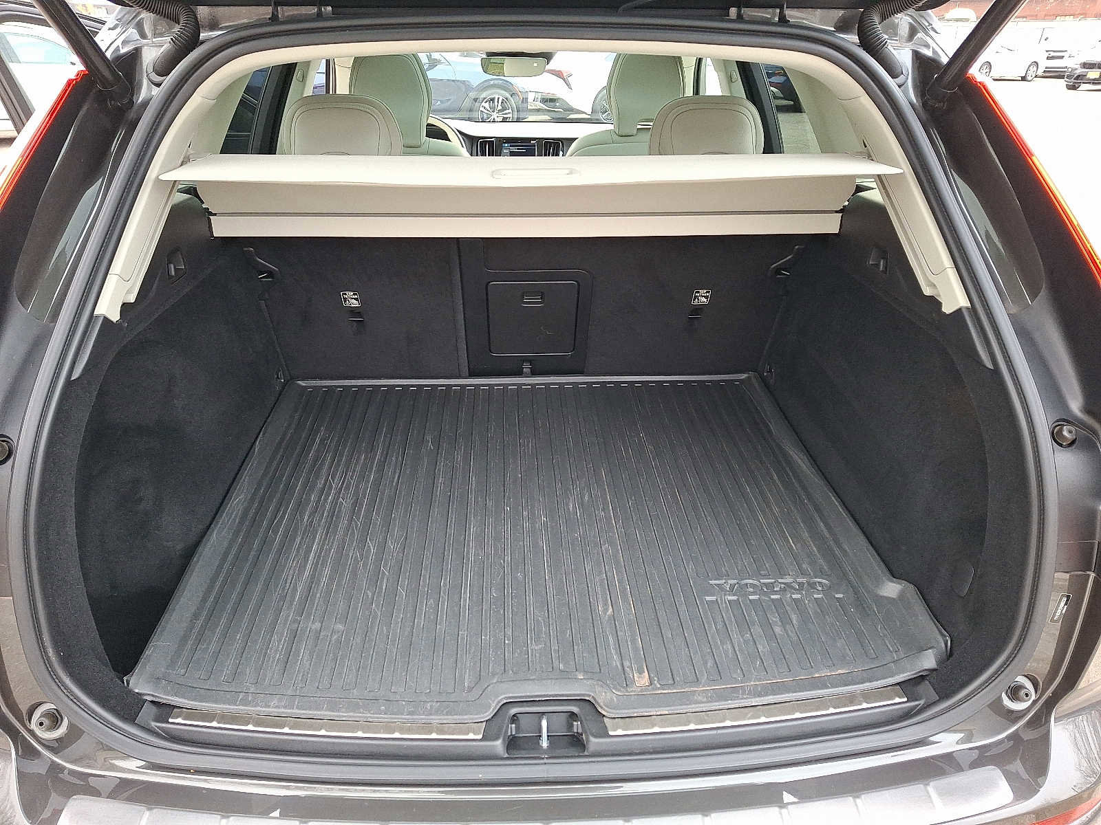 Used 2021 Volvo XC60 T5 Momentum w/ Premium Package image 28