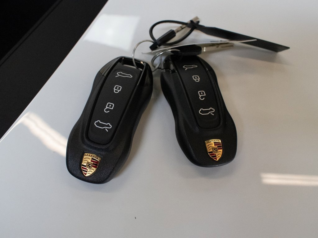 Certified 2025 Porsche Macan 4 Electric image 32