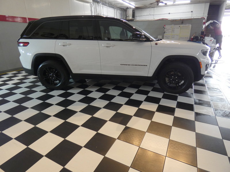 Used 2022 Jeep Grand Cherokee Trailhawk w/ Advanced Protech Group II AWD/4WD image 4
