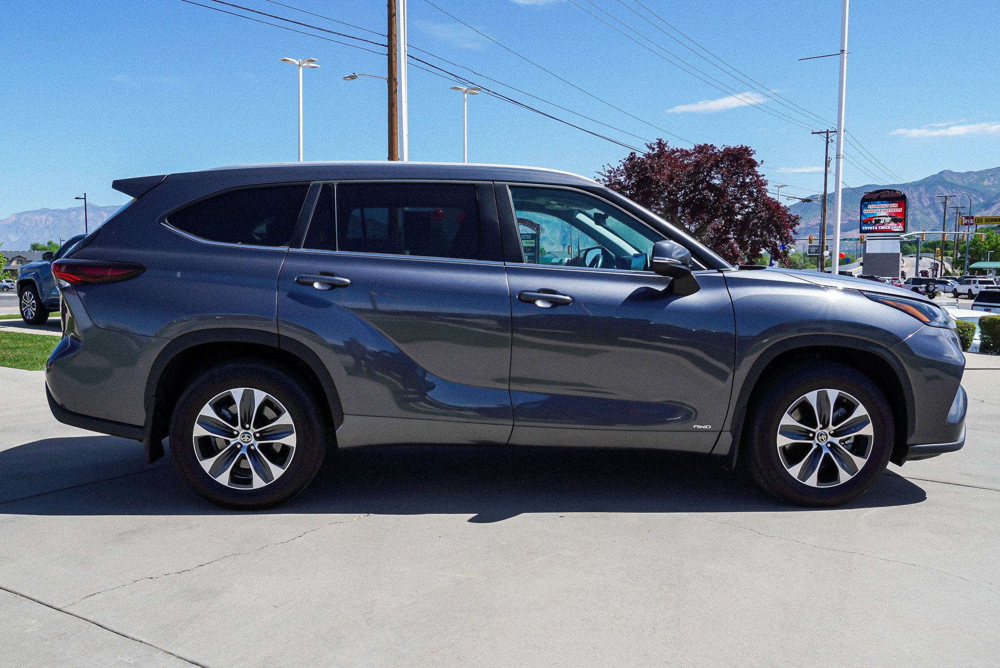 Certified 2025 Toyota Highlander XLE AWD/4WD image 9