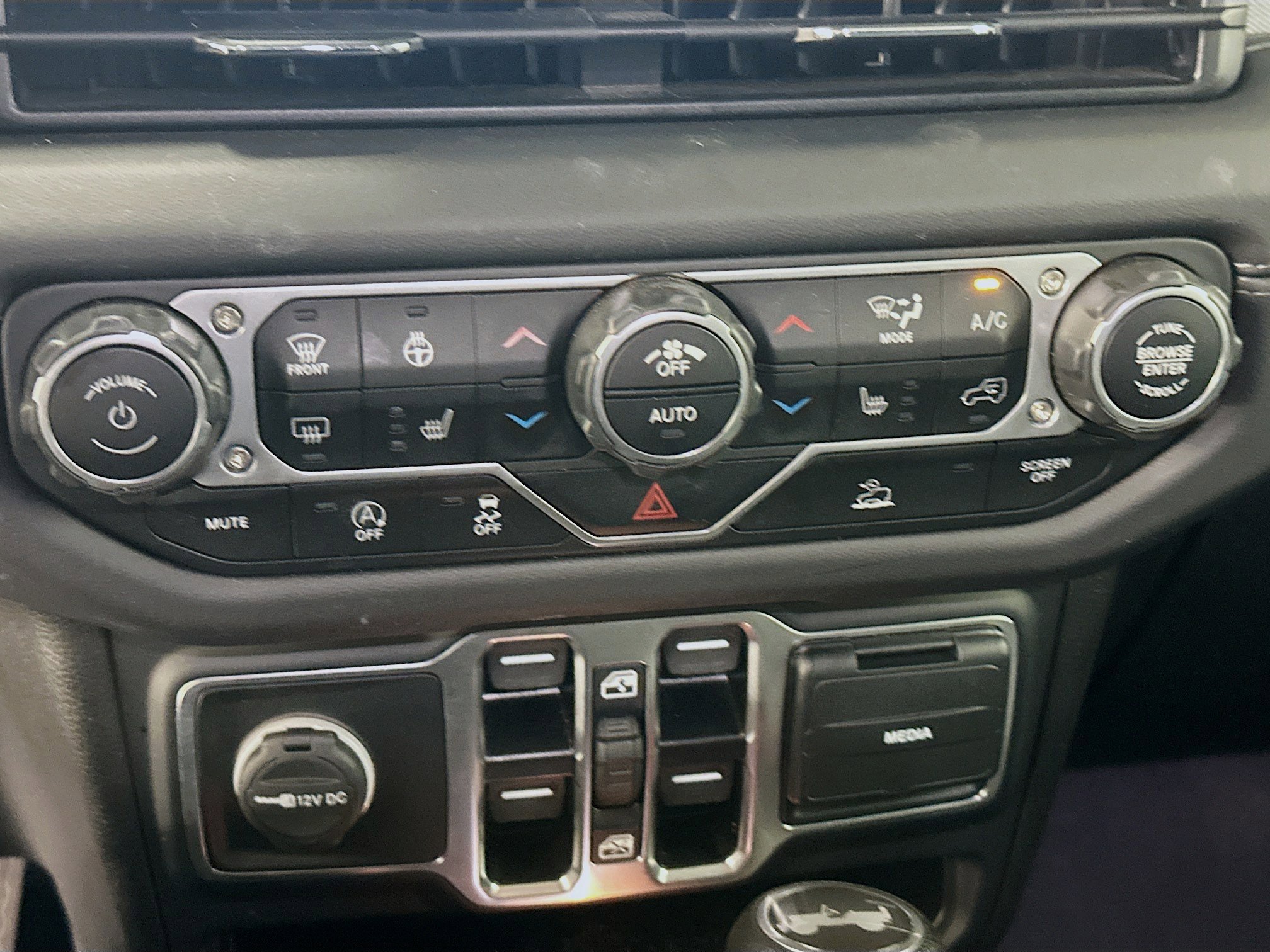 Used 2025 Jeep Wrangler Sahara image 24