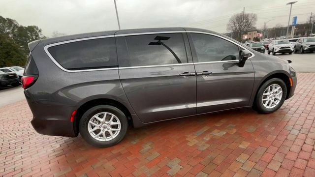 Used 2023 Chrysler Pacifica Touring-L image 2