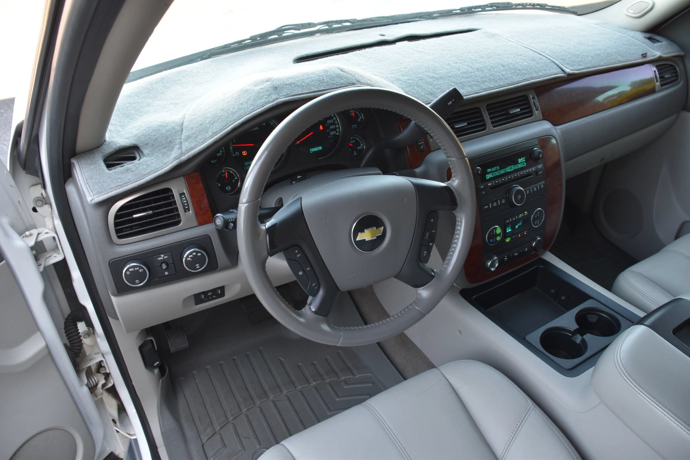 Used 2010 Chevrolet Tahoe LT w/ Luxury Package AWD/4WD image 18