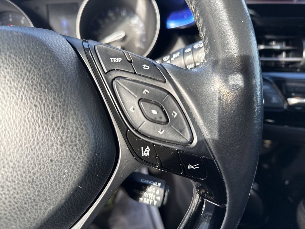 Used 2020 Toyota C-HR XLE FWD image 17