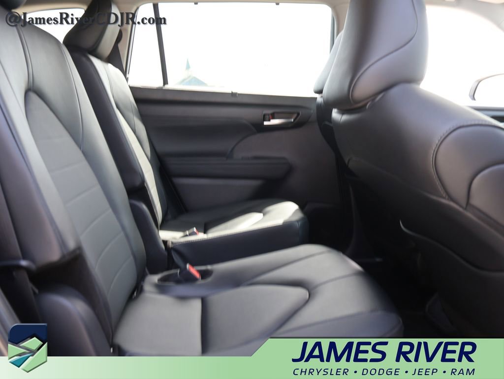 Used 2025 Toyota Highlander XLE image 12