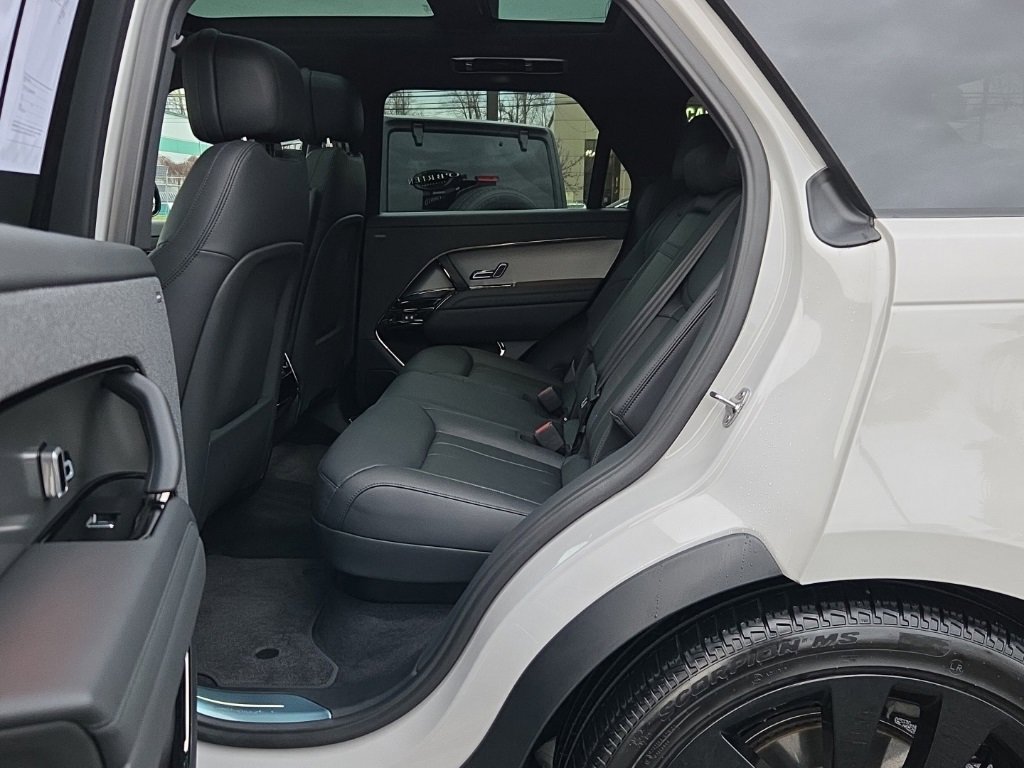 Used 2025 Land Rover Range Rover Sport SE image 5
