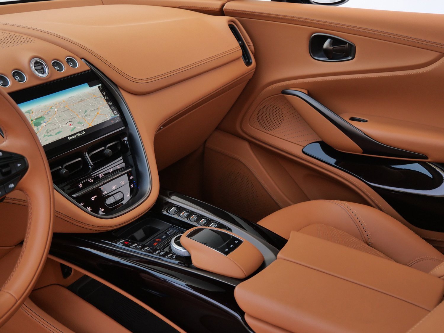 Used 2024 Aston Martin DBX image 18