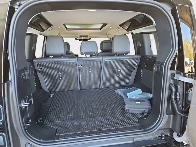 New 2026 Land Rover Defender 110 X-Dynamic SE image 10