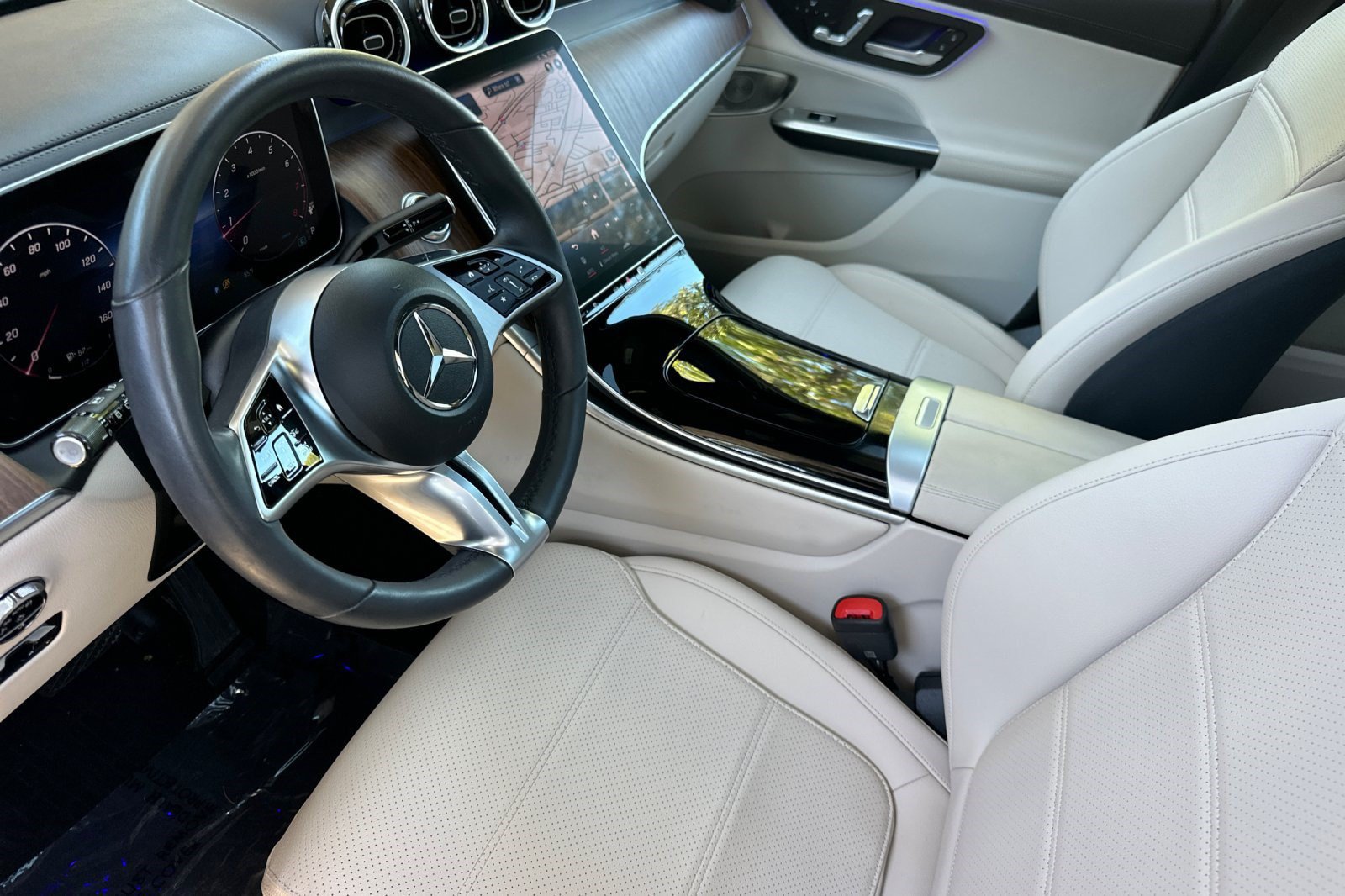 Used 2023 Mercedes-Benz GLC 300 4MATIC image 4