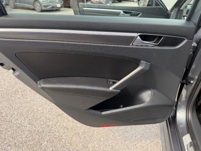 Used 2018 Volkswagen Passat 2.0T R-Line image 30