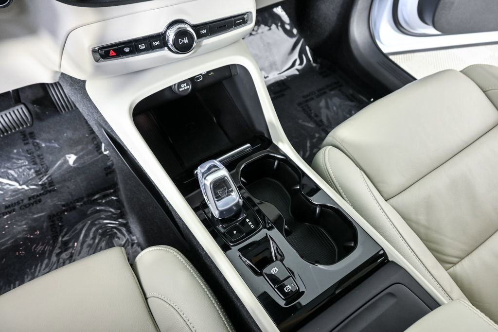 Certified 2024 Volvo XC40 B5 Plus w/ Protection Package Premier image 19