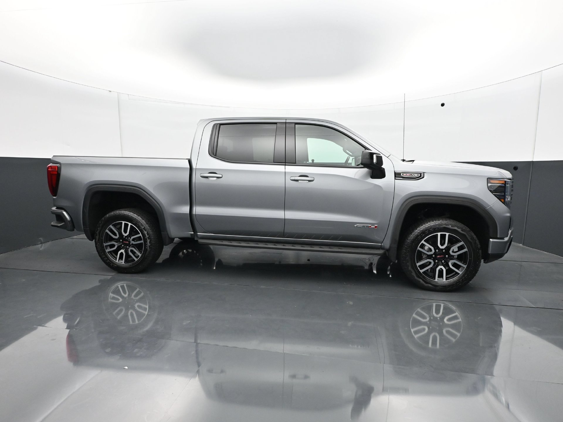 Used 2024 GMC Sierra 1500 AT4 w/ Technology Package AWD/4WD image 8