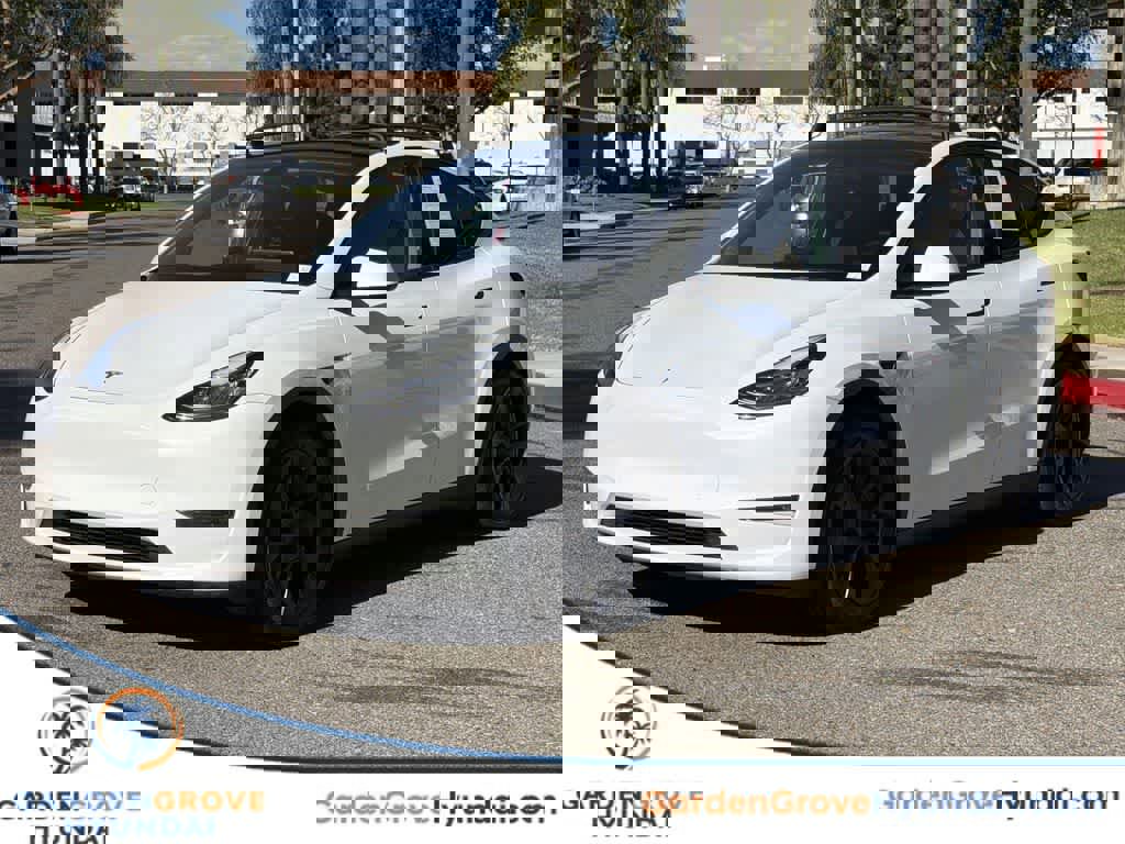 Used 2022 Tesla Model Y Long Range image 1