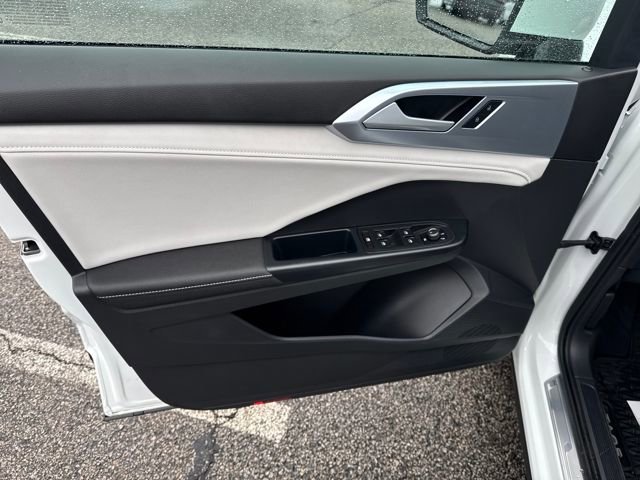 Certified 2025 Volkswagen Taos SE image 11