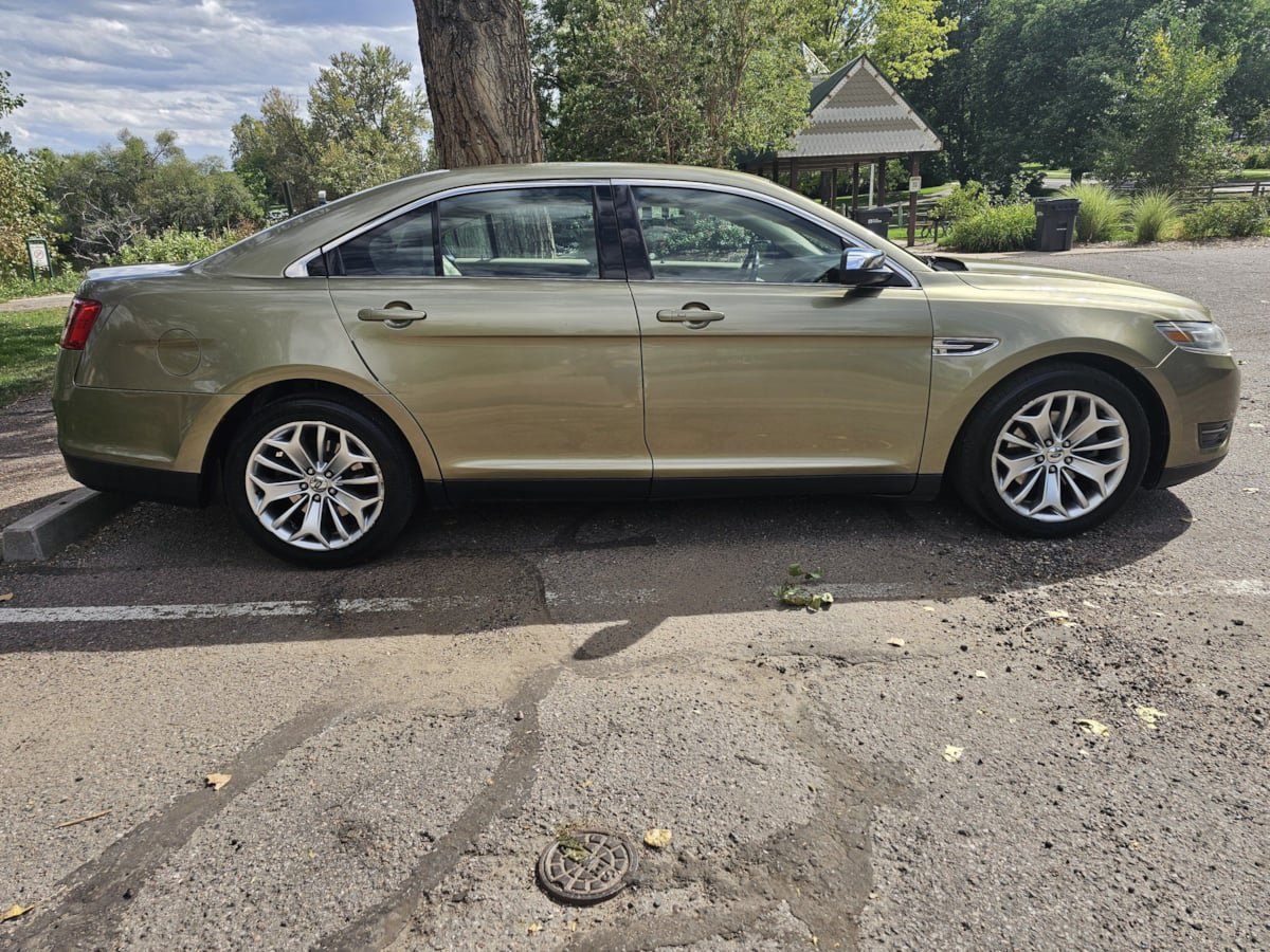 Used 2013 Ford Taurus Limited FWD image 6