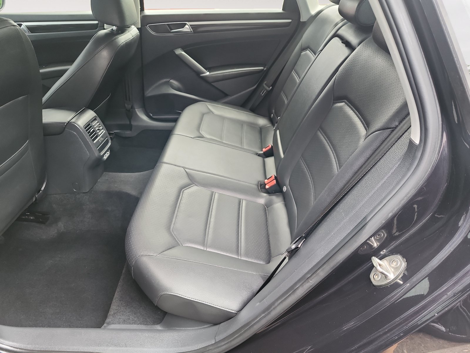 Used 2019 Volkswagen Passat 2.0T SE R-Line FWD image 13